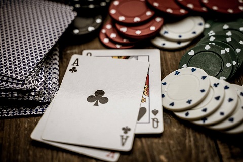 Cartes et jetons de poker pour cours de magie