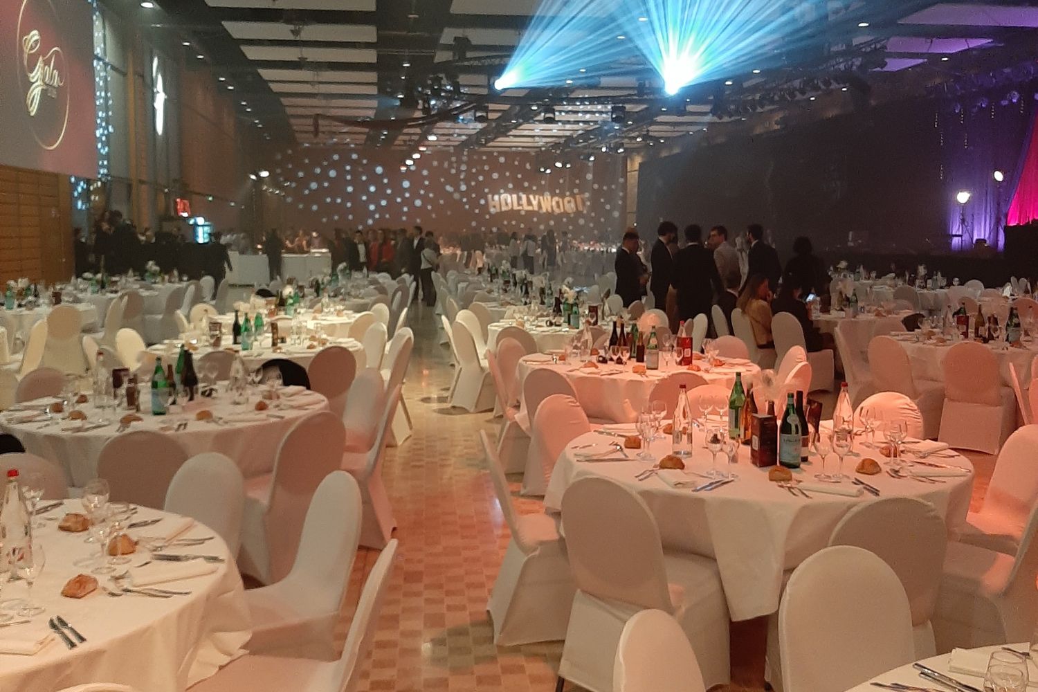 Salle de gala avec les nombreuses tables du repas