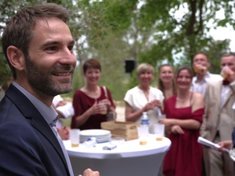 Magicien au premier plan devant son public lors d'un mariage