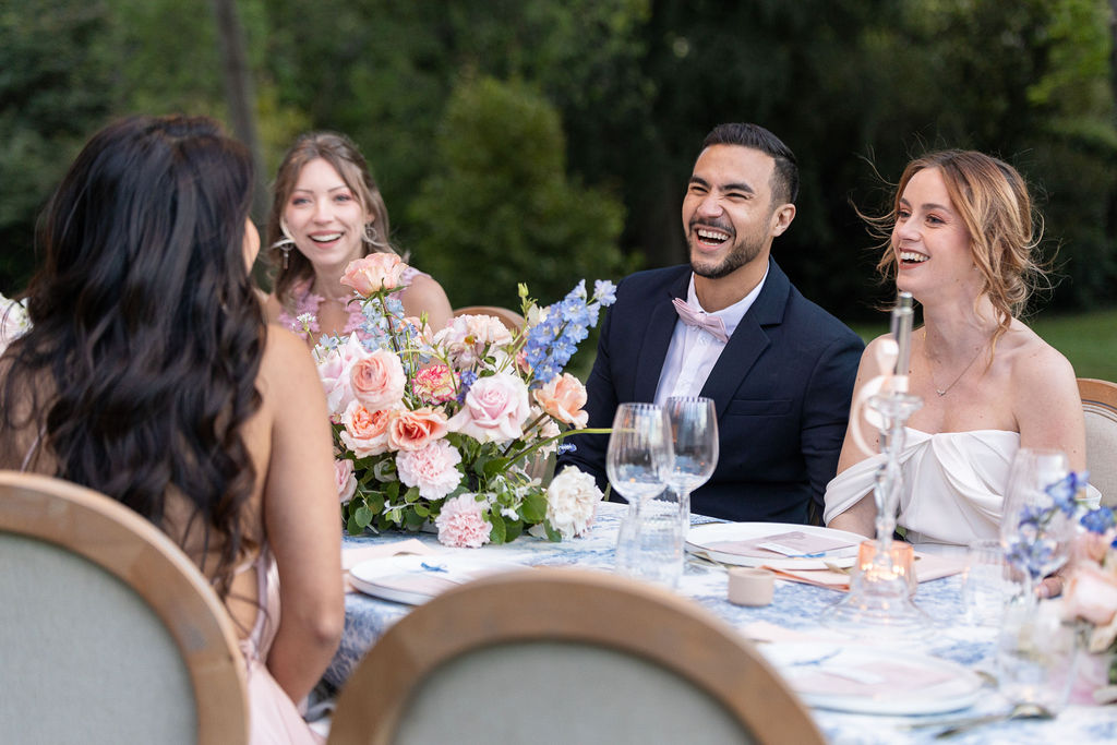 Invités souriants à table