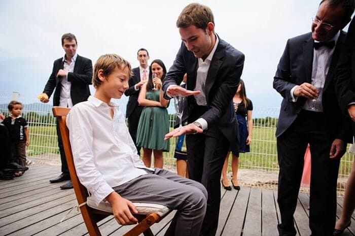 Magicien close-up mariage disparition verre sous les yeux des spectateurs